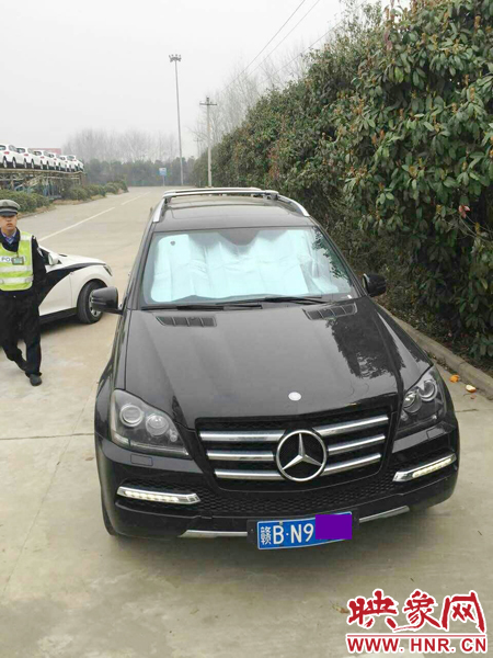 江西男子奔馳車中睡覺一氧化碳中毒，周口高速交警及時發(fā)現(xiàn)。