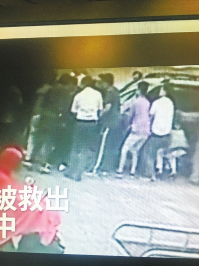 溫暖！女子鄭州街頭被卷入車底 大伙抬車施救