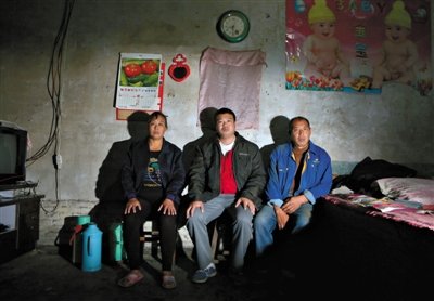 10月18日，自鋸病腿的鄭艷良所在的保定市清苑縣東臧村，有多家農(nóng)戶大病難醫(yī)，村民王新建（中）得了白血