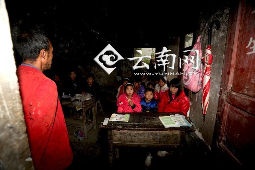 小學(xué)里只有兩個(gè)班，大點(diǎn)的孩子無(wú)法升入高年級(jí)，只得從一年級(jí)再讀起，就像復(fù)讀機(jī)。
