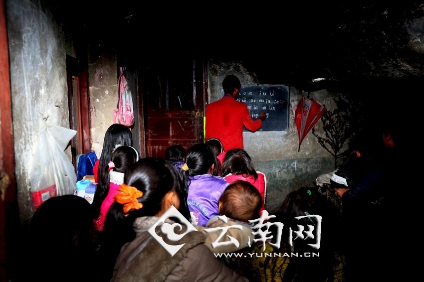 由于受到當(dāng)?shù)厝似缫?，大鍋圈的孩子們沒(méi)有外出求學(xué)的機(jī)會(huì)，只能在這樣的簡(jiǎn)易房里學(xué)習(xí)