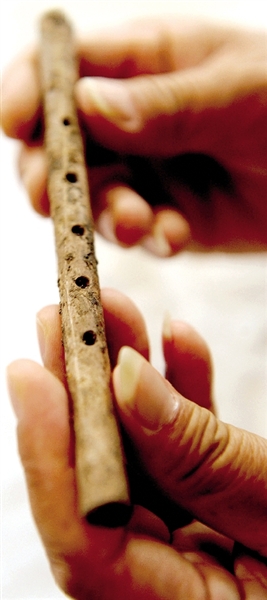 這是近日出土的用丹頂鶴尺骨制成的五孔骨笛。新華社發(fā)