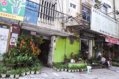 今年8月，當(dāng)年于英生妻子被殺案發(fā)生地——蚌埠市南山路一處臨街一樓的三室一廳——目前已經(jīng)成為一個花店。