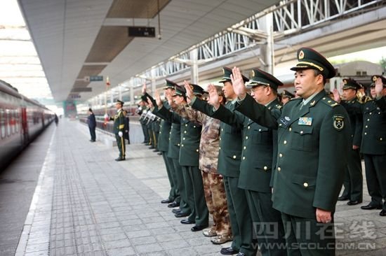 全國(guó)抗震救災(zāi)模范王凱率13集團(tuán)軍常委為退伍老兵送行。