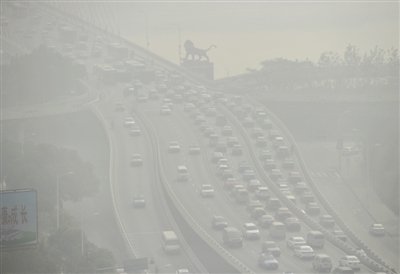 昨日，南昌市八一大橋被霧霾籠罩。 新華社發(fā)