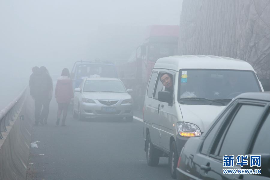 12月4日，滬陜高速揚(yáng)州段大量車輛滯留。