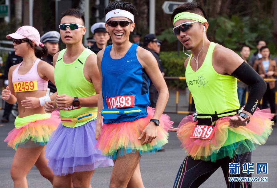 12月8日，三名男選手身著“蓬蓬裙”參加比賽。