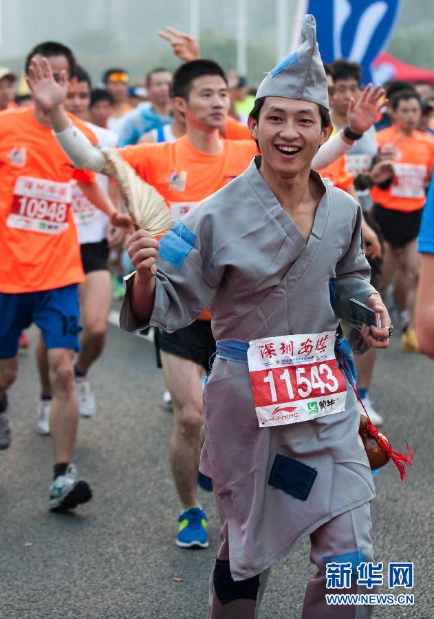 12月8日，一名選手身著“濟公”服裝參加比賽。