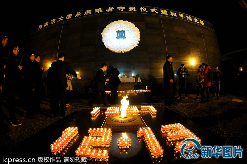 “為南京大屠殺遇難者守靈儀式暨和平燭光祭”活動(dòng)在侵華日軍南京大屠殺遇難同胞紀(jì)念館祭場(chǎng)舉行。