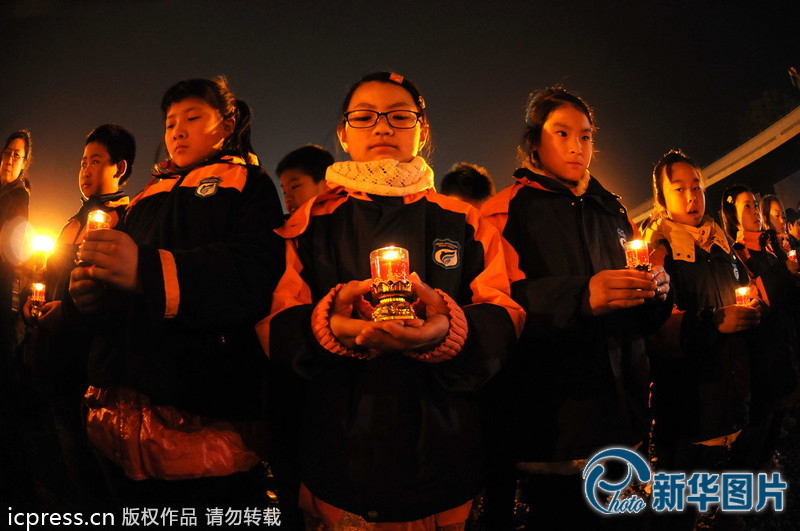 “為南京大屠殺遇難者守靈儀式暨和平燭光祭”活動(dòng)在侵華日軍南京大屠殺遇難同胞紀(jì)念館祭場(chǎng)舉行。