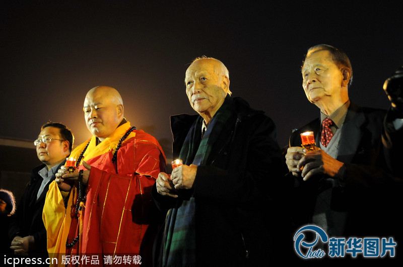 “為南京大屠殺遇難者守靈儀式暨和平燭光祭”活動(dòng)在侵華日軍南京大屠殺遇難同胞紀(jì)念館祭場(chǎng)舉行。