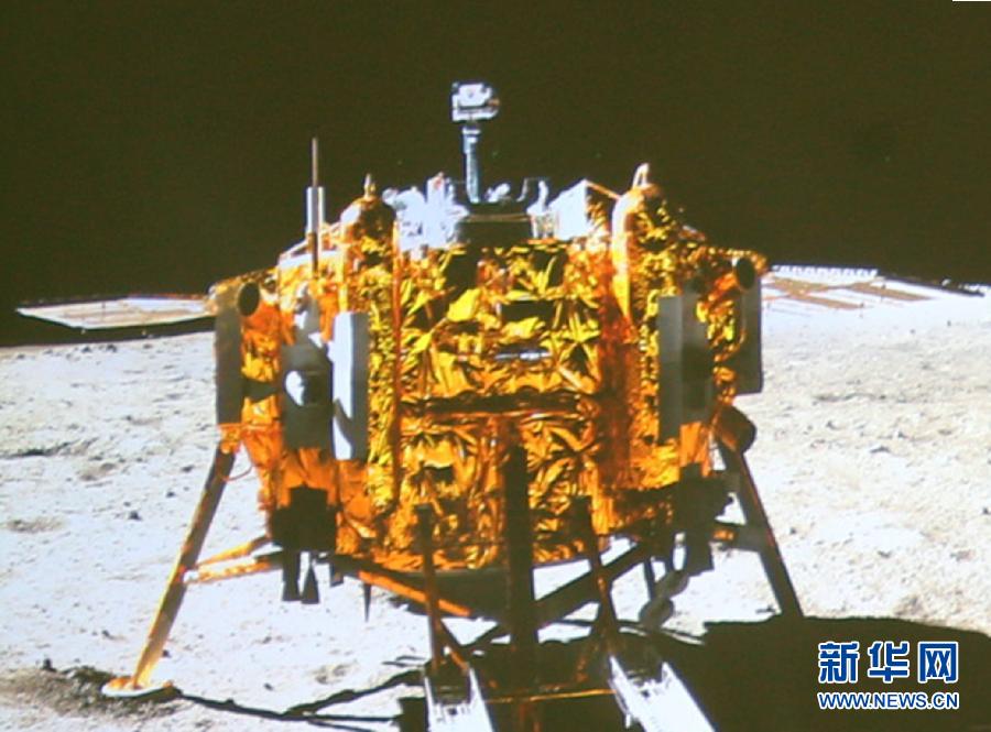 這是北京飛控中心大屏幕上顯示“玉兔”號(hào)月球車上的全景相機(jī)拍攝的嫦娥三號(hào)著陸器照片。