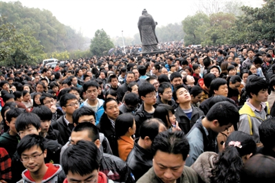 去年3月16日，武漢華中科技大學，“北約”、“華約”、“卓越”聯(lián)盟自主招生選拔考試湖北考點，考生等待進場。 圖/CFP