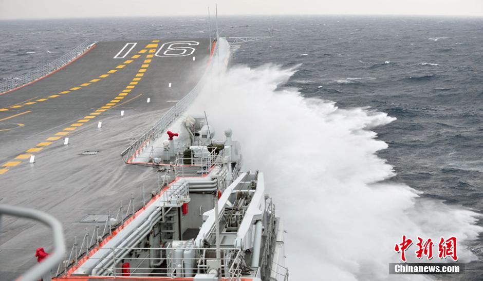 圖為遼寧艦利用南海海域自然條件進行大風(fēng)浪航行試驗。中新社發(fā) 胡鍇冰 攝