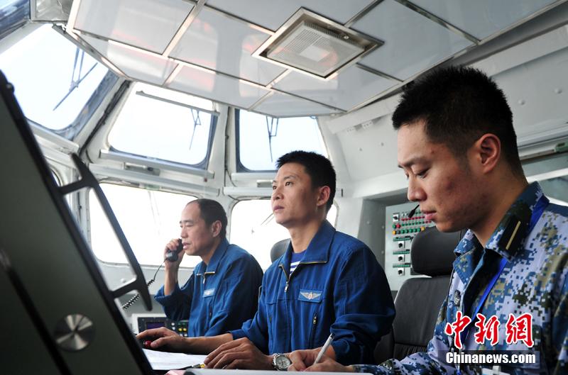 圖為遼寧艦飛行指揮員在塔臺進行艦載機著艦起飛指揮。中新社發(fā) 胡鍇冰 攝