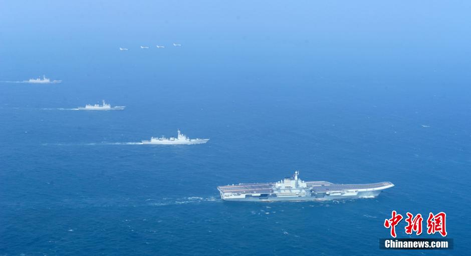圖為遼寧艦與水面艦艇、飛機進行協(xié)同訓(xùn)練。中新社發(fā) 胡鍇冰 攝