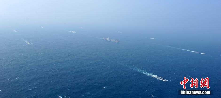 圖為遼寧艦與水面艦艇進行協(xié)同訓(xùn)練。中新社發(fā) 李靖 攝