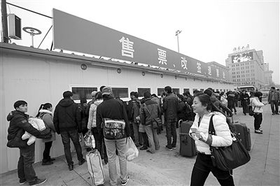 1月6日，北京站搭建完畢的臨時(shí)售票處已經(jīng)投入使用。今年春運(yùn)期間，北京鐵路局共開(kāi)設(shè)售票窗口3421個(gè)，同比增加150個(gè)。新京報(bào)記者