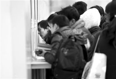 1月6日，旅客在北京站臨時(shí)售票處排隊(duì)購(gòu)票。新京報(bào)記者