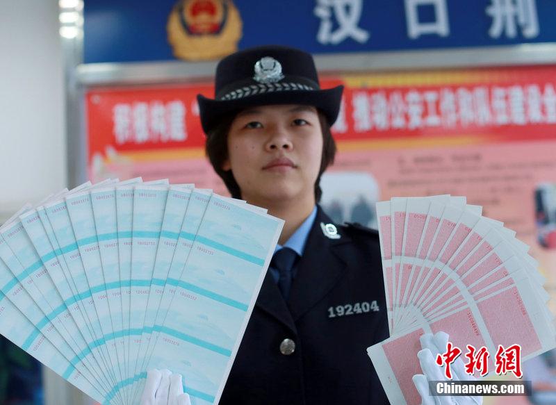 武漢鐵路公安局辦案民警展示空白假火車票。