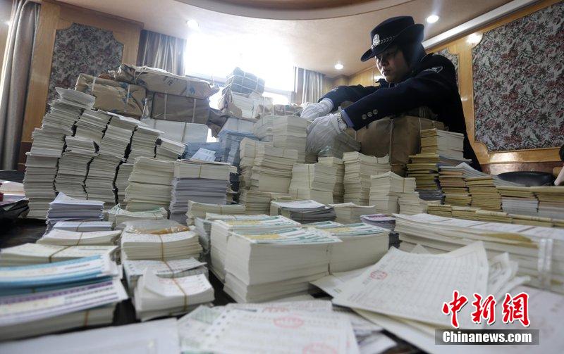 湖北省武漢市，民警清點大量非法制作的成品，半成品假票和制假工具。