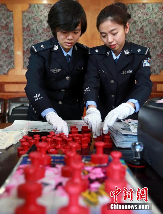圖為清點查獲大量假火車票和制販工具。
