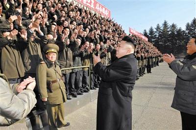 朝中社1月15日發(fā)布的圖片顯示，朝鮮最高領(lǐng)導(dǎo)人金正恩視察位于平安南道的國家科學(xué)院，與科研人員會面。