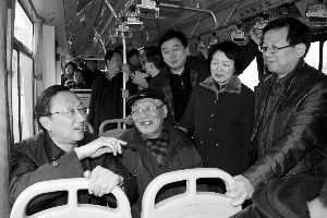 繆瑞林在車上與市民、乘委會(huì)委員交流 通訊員 卜照雪 攝