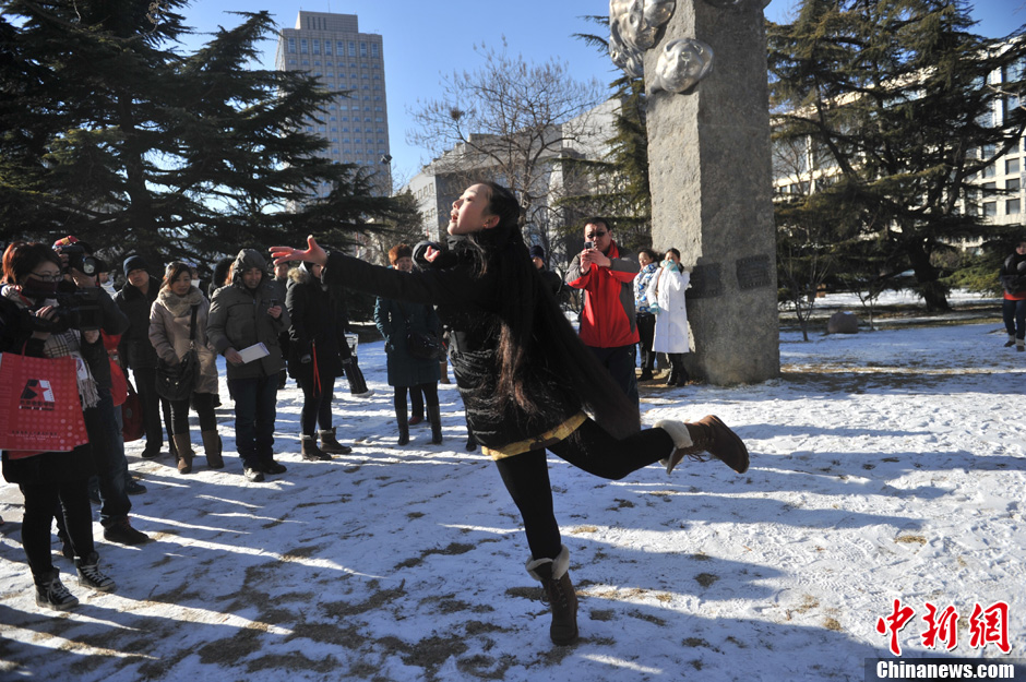 圖為來(lái)自東北的表演系考生雪地秀才藝。