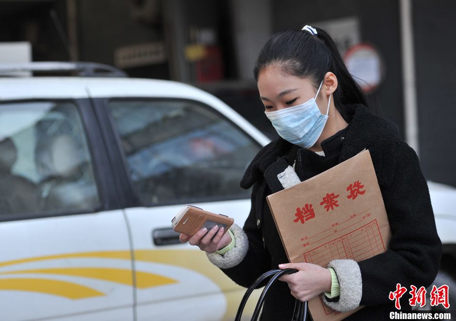 圖為表演系考生走出考場(chǎng)。