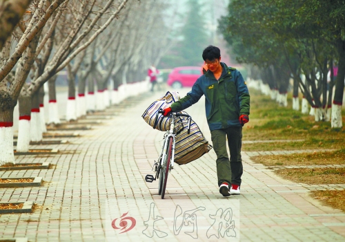 走在校園的小路上，帥氣的單車是我同伴，鼓鼓的行囊盛不下父母深深的惦念。