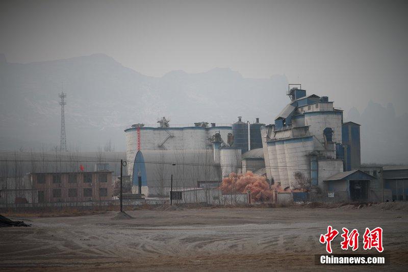 　2014年2月17日，石家莊市再次啟動壓減水泥過剩產(chǎn)能、治理大氣污染水泥企業(yè)集中爆破拆除行動。