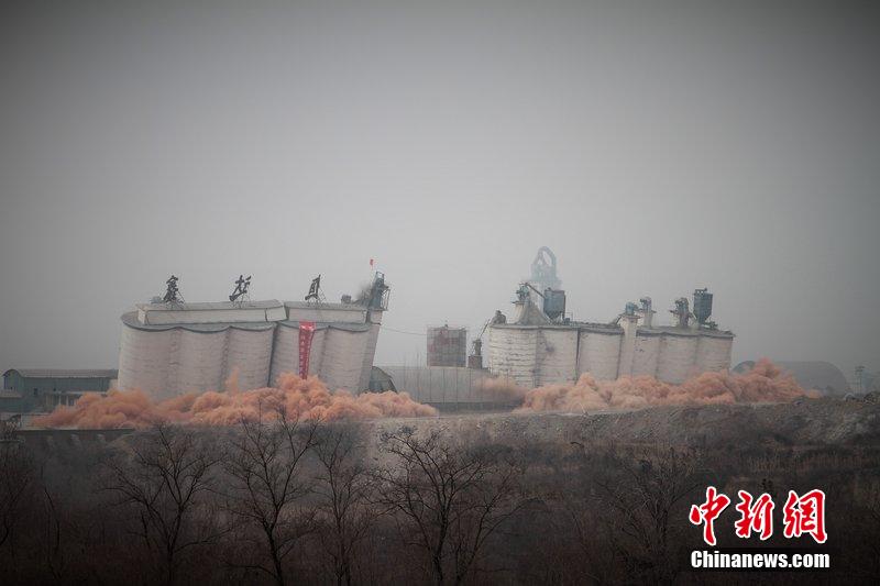 　2014年2月17日，石家莊市再次啟動壓減水泥過剩產(chǎn)能、治理大氣污染水泥企業(yè)集中爆破拆除行動。