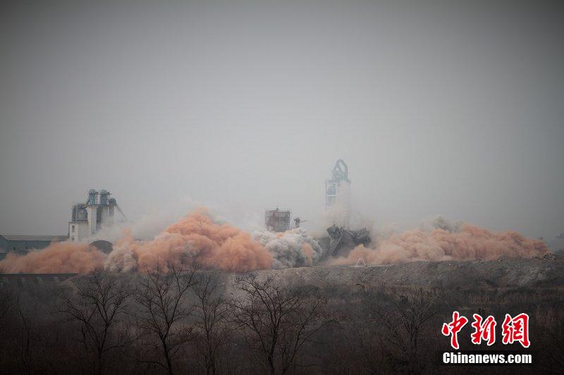 　2014年2月17日，石家莊市再次啟動壓減水泥過剩產(chǎn)能、治理大氣污染水泥企業(yè)集中爆破拆除行動。