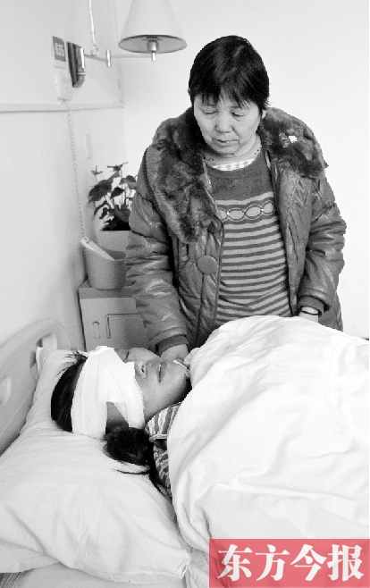 17日，52歲的王美蘭在做完眼角膜移植手術(shù)后躺在病床上休息