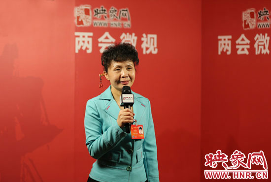 在映象網(wǎng)全國兩會北京演播室，全國人大代表、河南理工大學(xué)音樂學(xué)院副院長游吟歌做客《兩會微視》訪談.