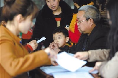 昨日，家長為服用藥品的幼兒登記參加體檢。西安兩所幼兒園長期給園內(nèi)幼兒集體服用“病毒靈”。
