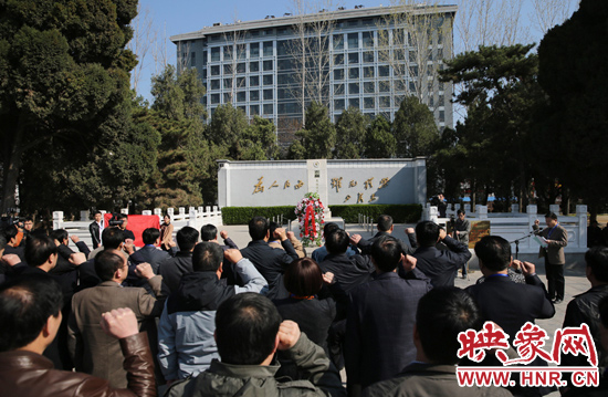 在焦裕祿紀(jì)念館，參觀的人絡(luò)繹不絕，一批批來自全國各地的黨員干部前來學(xué)習(xí)焦裕祿事跡