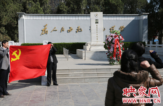 在焦裕祿紀(jì)念園，來自河南的黨員干部在焦陵前宣誓。