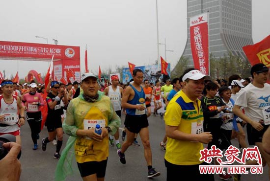 3月30日上午8點20分，2014鄭開國際馬拉松賽在鄭開大道鳴槍起跑。
