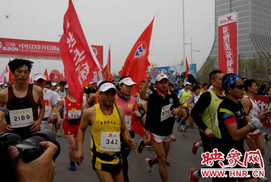 目前在鄭開大道上，一場角逐正在展開。