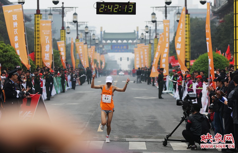 一名選手抵達(dá)終點(diǎn)后，高舉雙手慶祝。