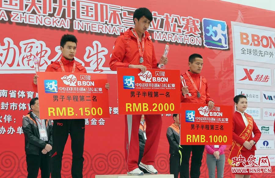 男子半程前三名選手。