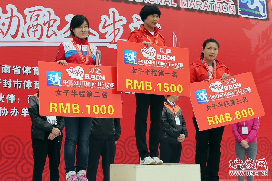 女子半程前三名選手。