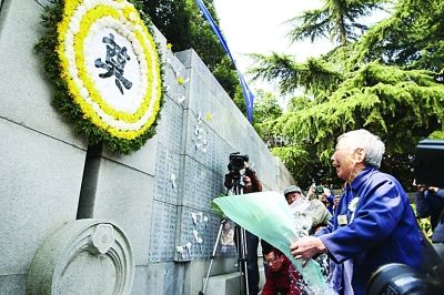 幸存者和遇難者遺屬昨在紀念館“哭墻”前獻花。