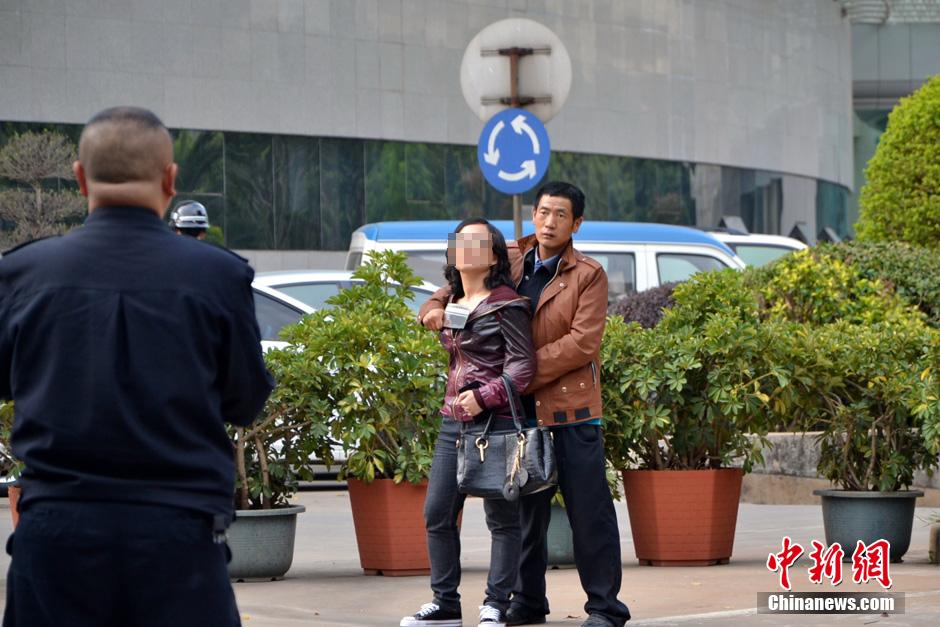 圖為劫持者與警方談判中。