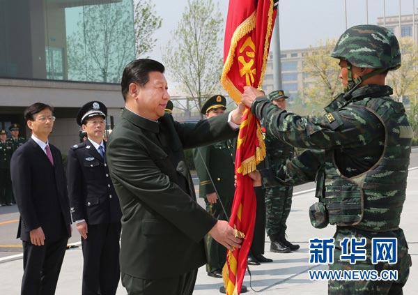 這是習(xí)近平將隊(duì)旗鄭重授予“獵鷹突擊隊(duì)”大隊(duì)長(zhǎng)。