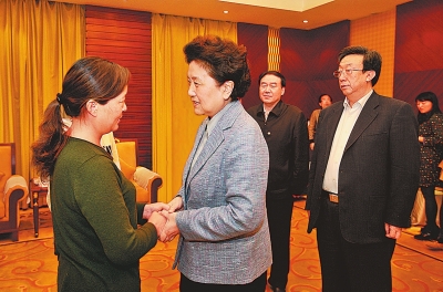  4月9日，中共中央政治局委員、國務(wù)院副總理劉延?xùn)|在鄭州接見“踐行焦裕祿精神的好校長”張偉的家屬。