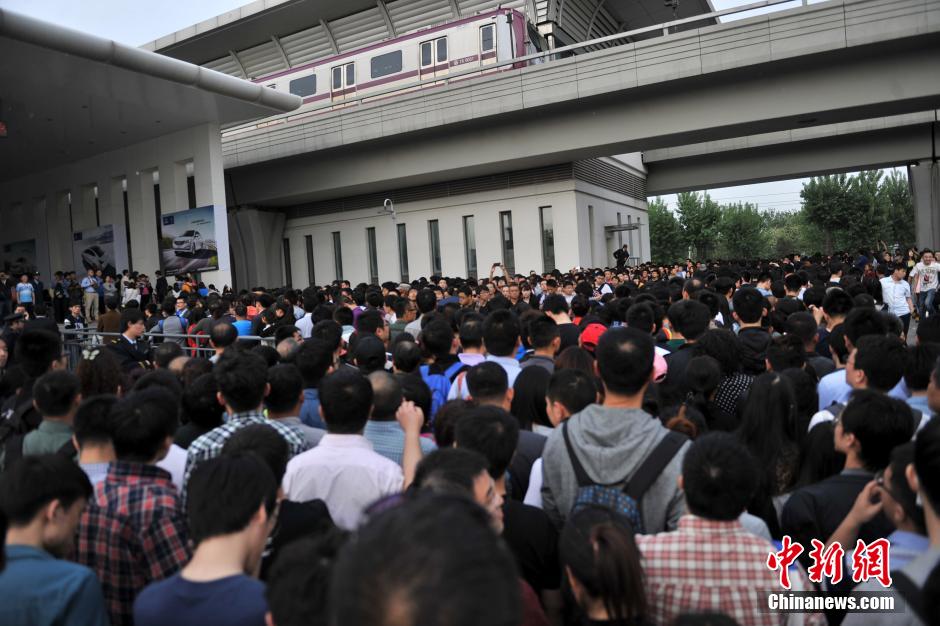 北京車展公眾日首個周末 地鐵國展站客流破紀(jì)錄