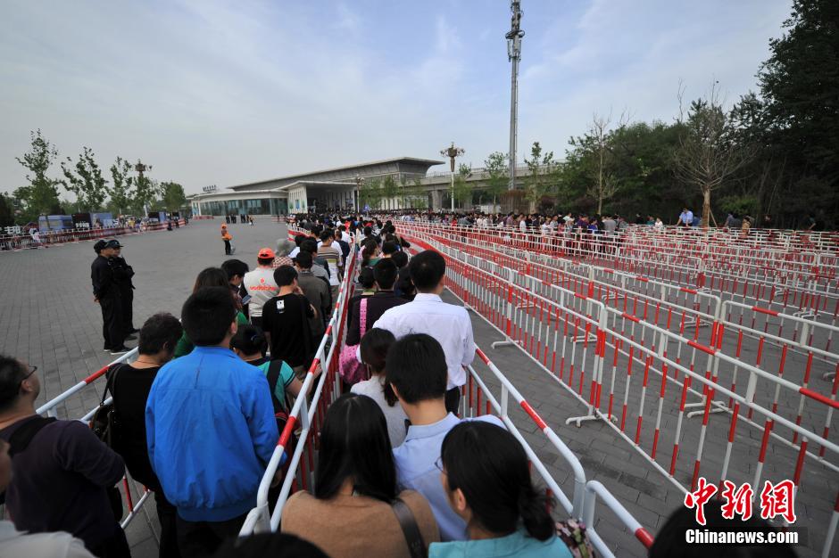 北京車展公眾日首個周末 地鐵國展站客流破紀(jì)錄